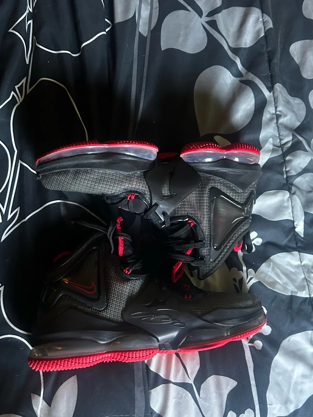 Nike LeBron 19 'Bred' basketball shoes